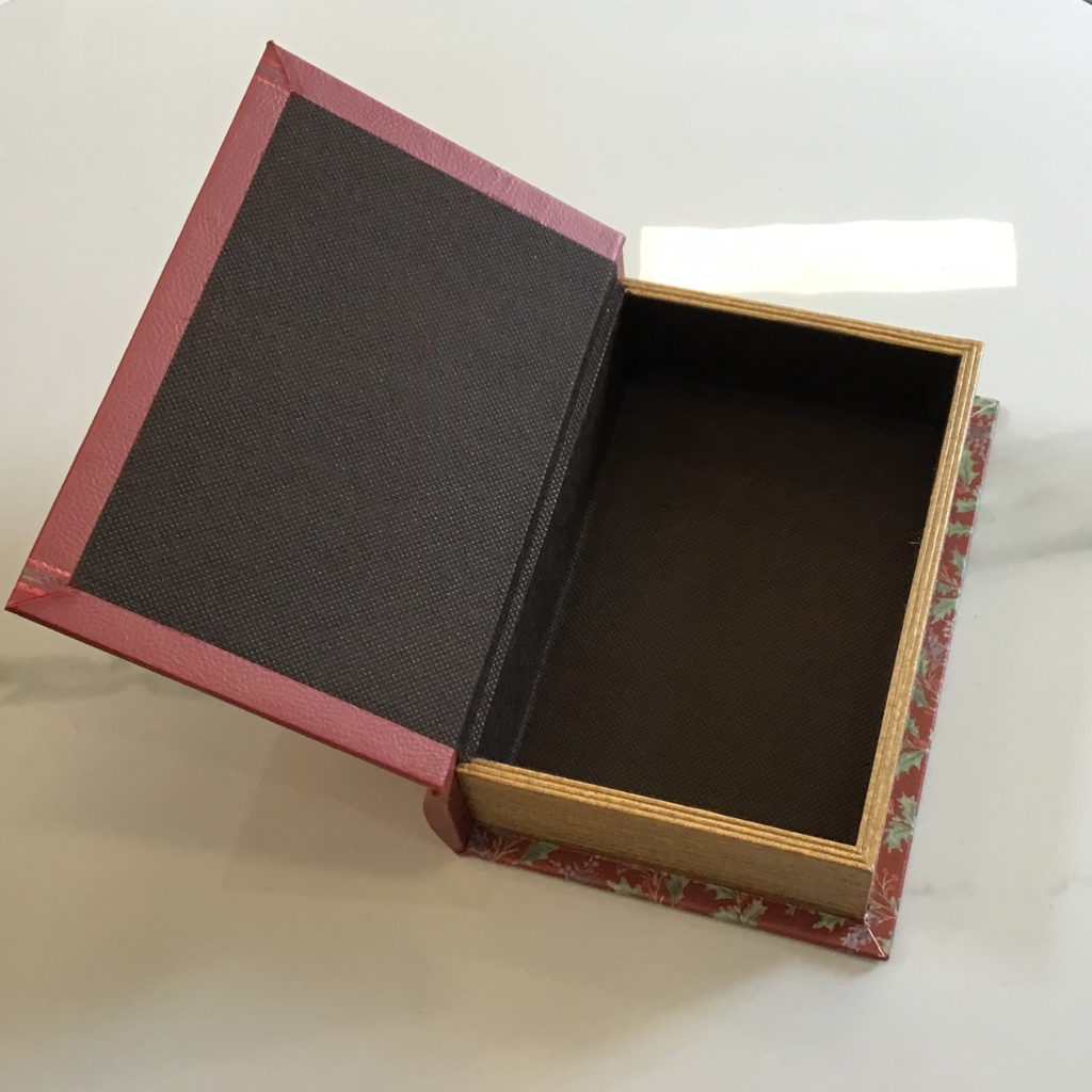 Robin Merry Christmas Faux Leather And Wood Book Box 8RX100 Richard Lang  Mulligans of Ballaghaderreen